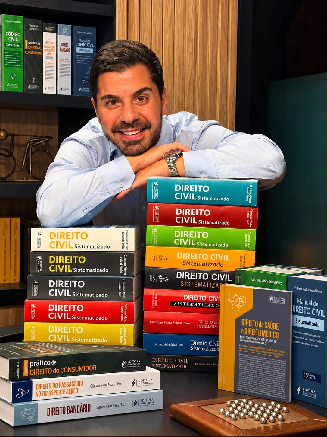 Professor Cristiano Sobral Pinto com suas obras jurídicas